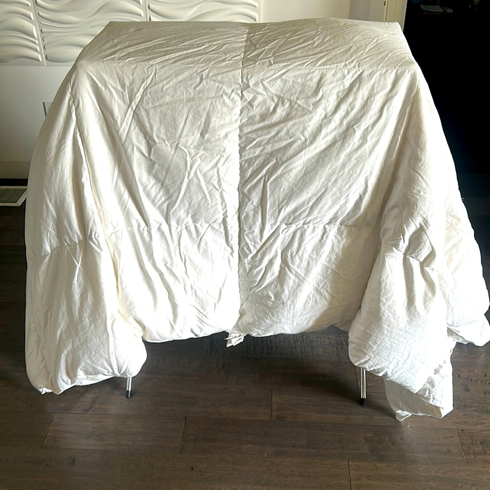 [Price Reduced] Blue bridge 75% down comforter (Queen size) $200 off！！